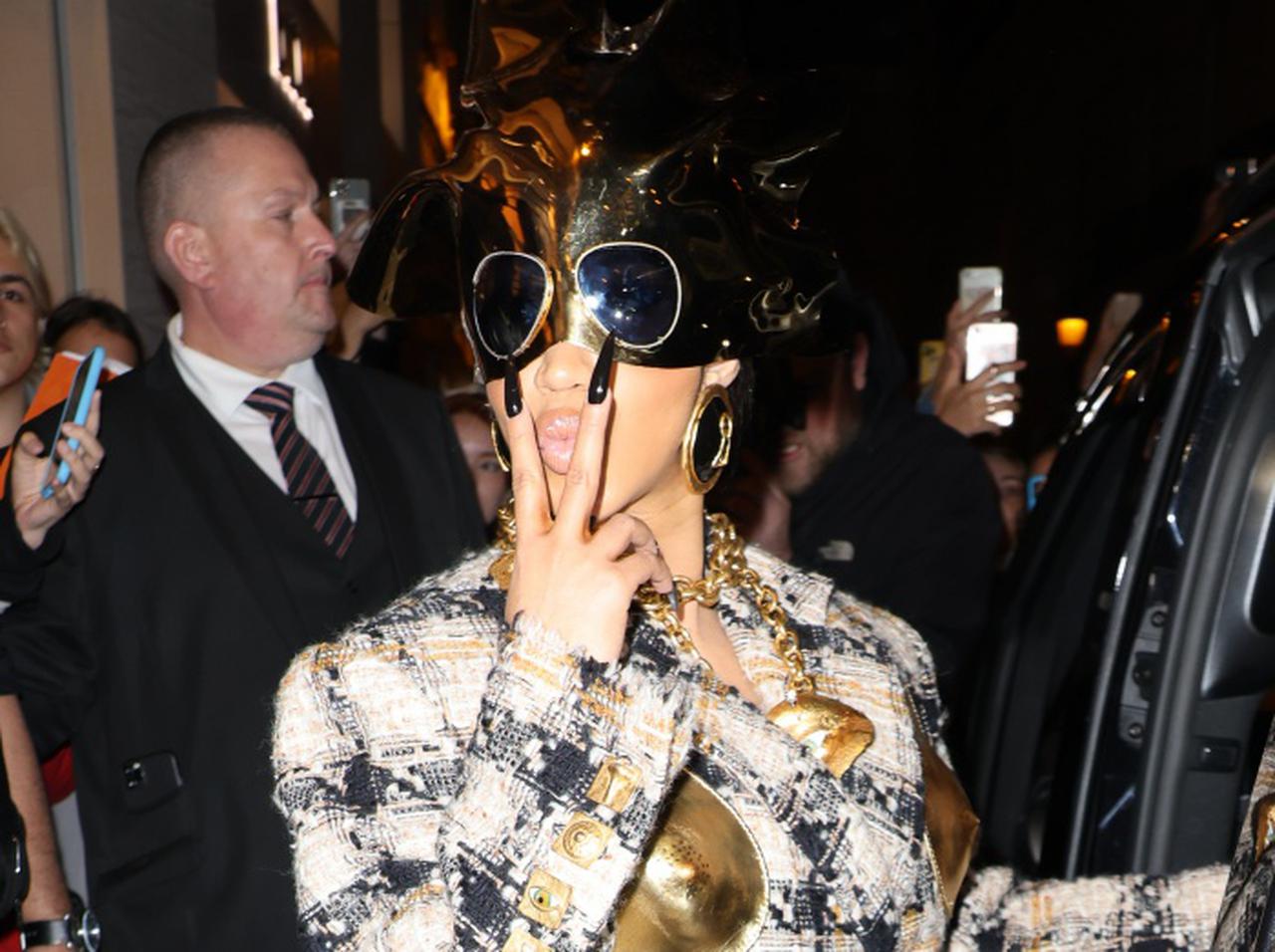 カーディ・B、「黄金の乳首」をギラつかせながら街を歩く【写真アリ】