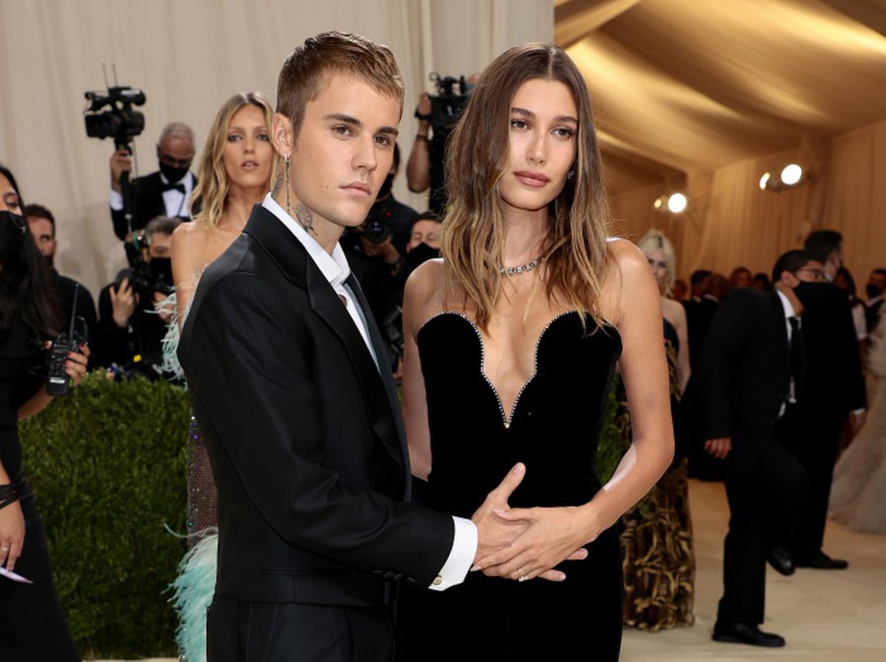 ヘイリー・ビーバー、ジャスティン・ビーバーの「魔の手」をよける場面がジワる【メットガラ2021】