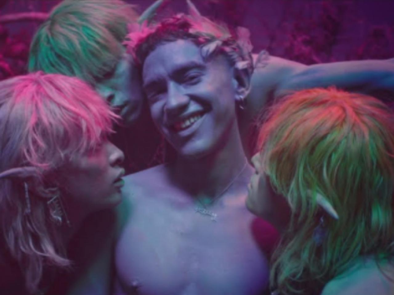 イヤーズ&イヤーズ、新曲「Crave」で“狂ったような性的エネルギー”を解放