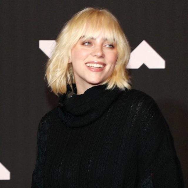 ビリー・アイリッシュ、どんなことをしてでも若い女性たちを守ろうと呼びかけ【VMA2021】