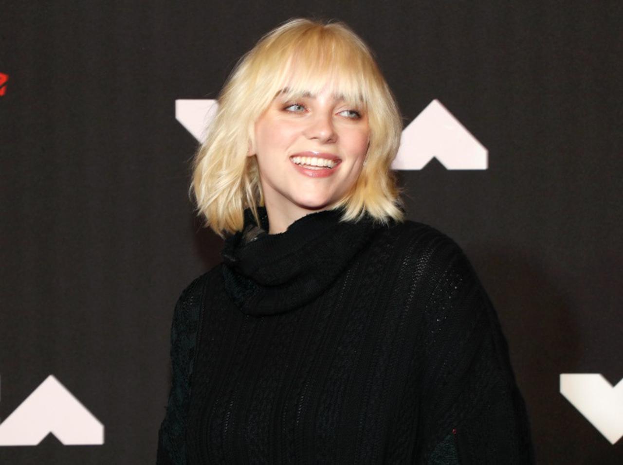 ビリー・アイリッシュ、どんなことをしてでも若い女性たちを守ろうと呼びかけ【VMA2021】