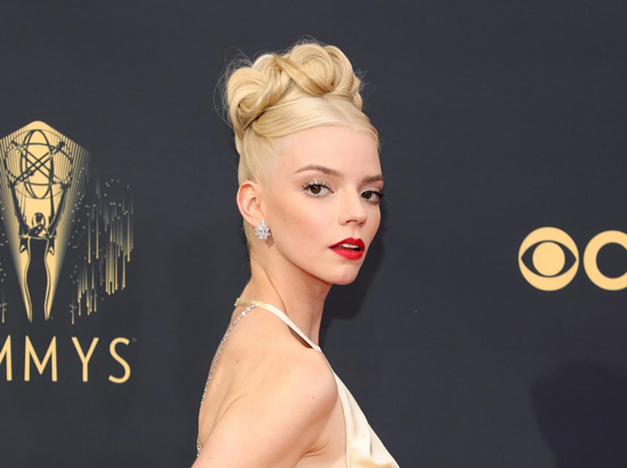 アニャ・テイラー=ジョイ、バックスタイルまで美しい!エミー賞ではディオールを着用