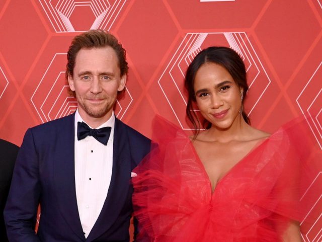 トム・ヒドルストン、元共演者の恋人と共に初めて公の場に登場