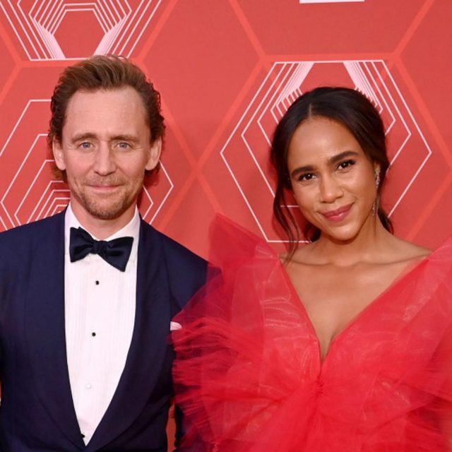 トム・ヒドルストン、元共演者の恋人と共に初めて公の場に登場