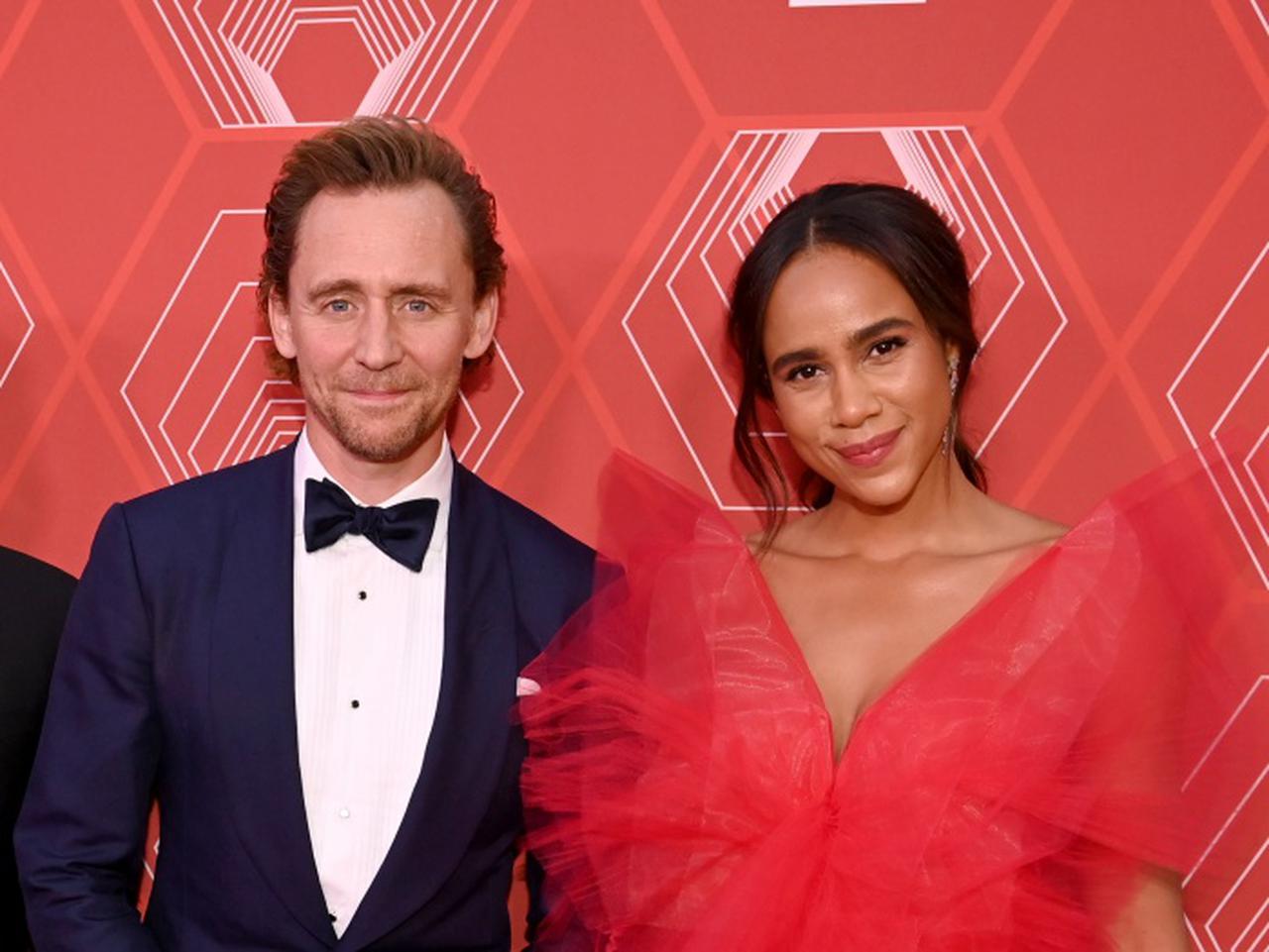 トム・ヒドルストン、元共演者の恋人と共に初めて公の場に登場