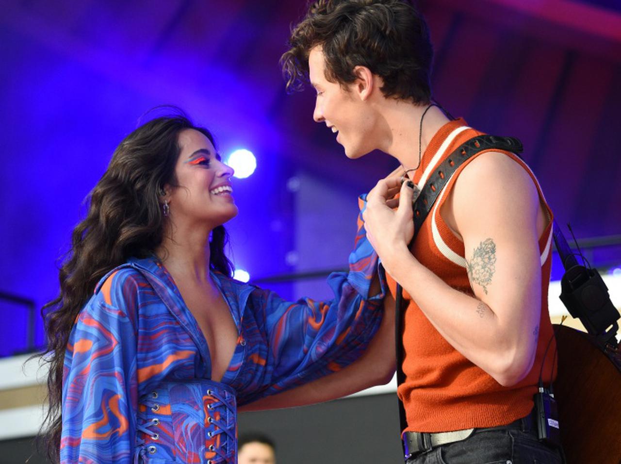 ショーン・メンデス&カミラ・カベロ、待ちに待った「公開キス」で交際順調をアピール