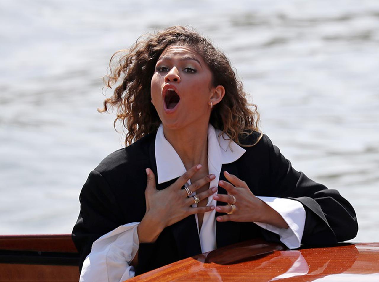 ゼンデイヤ、スリットが深く入ったドレスにヒヤリ