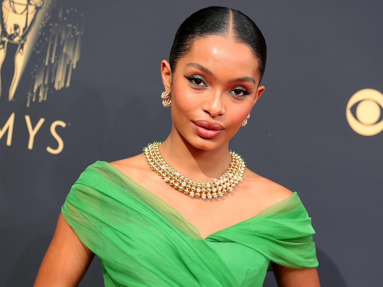 ヤラ・シャヒディの「グリーンメイク」がオシャレすぎる！使用コスメをチェック【エミー賞】