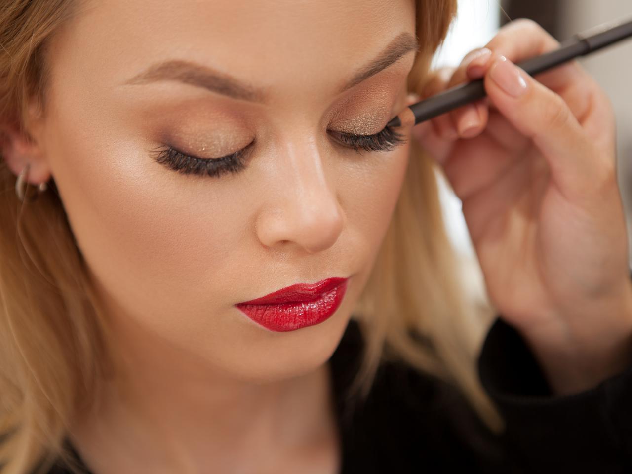 簡単なのに個性的!話題の「バットアイライン」でおしゃれに目力UP