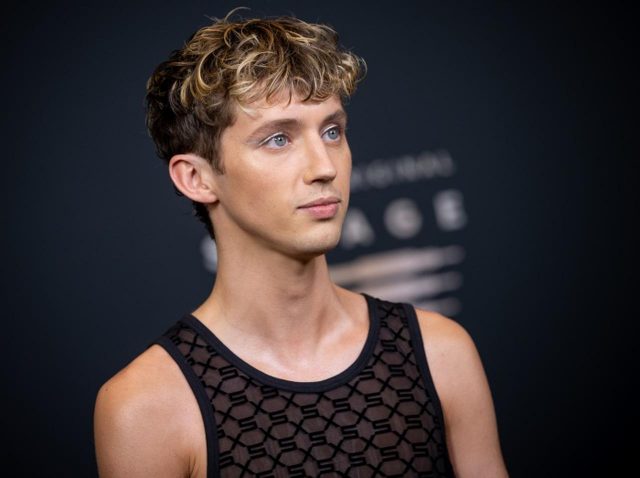 自分らしさに葛藤を抱えていたトロイ・シヴァン、リアーナのファッションショーの重要性を語る