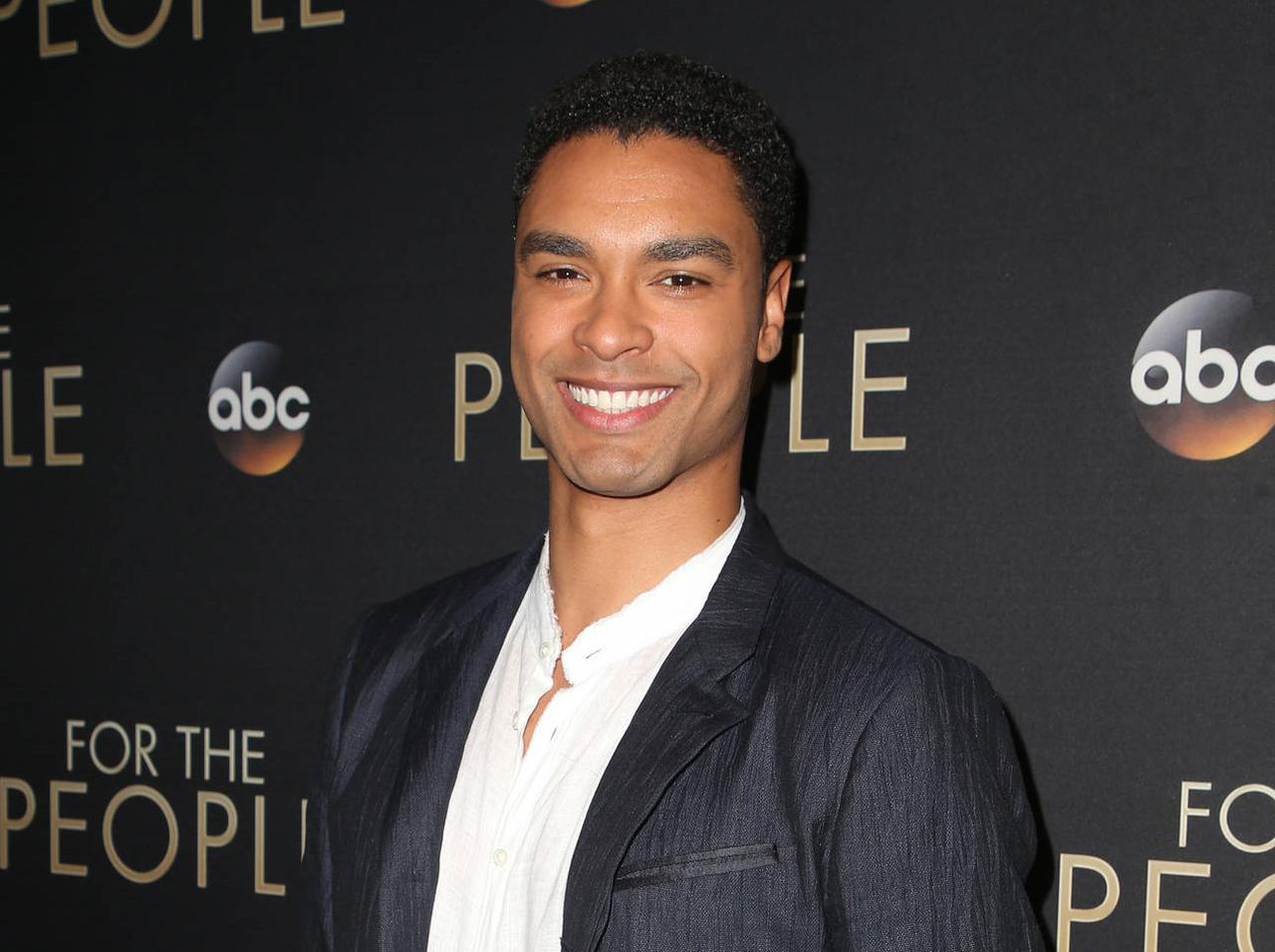 『ブリジャートン家』サイモン役が「グループチャット」から退出した理由が“あるある”…