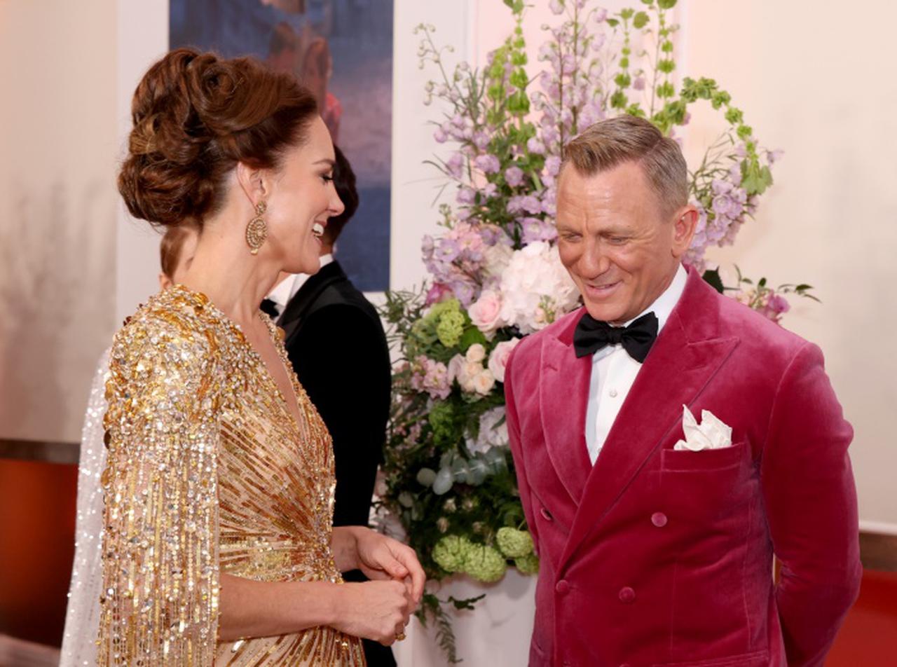 ダニエル・クレイグが英国王室メンバーと握手!『007/ノー・タイム・トゥ・ダイ』ワールドプレミア