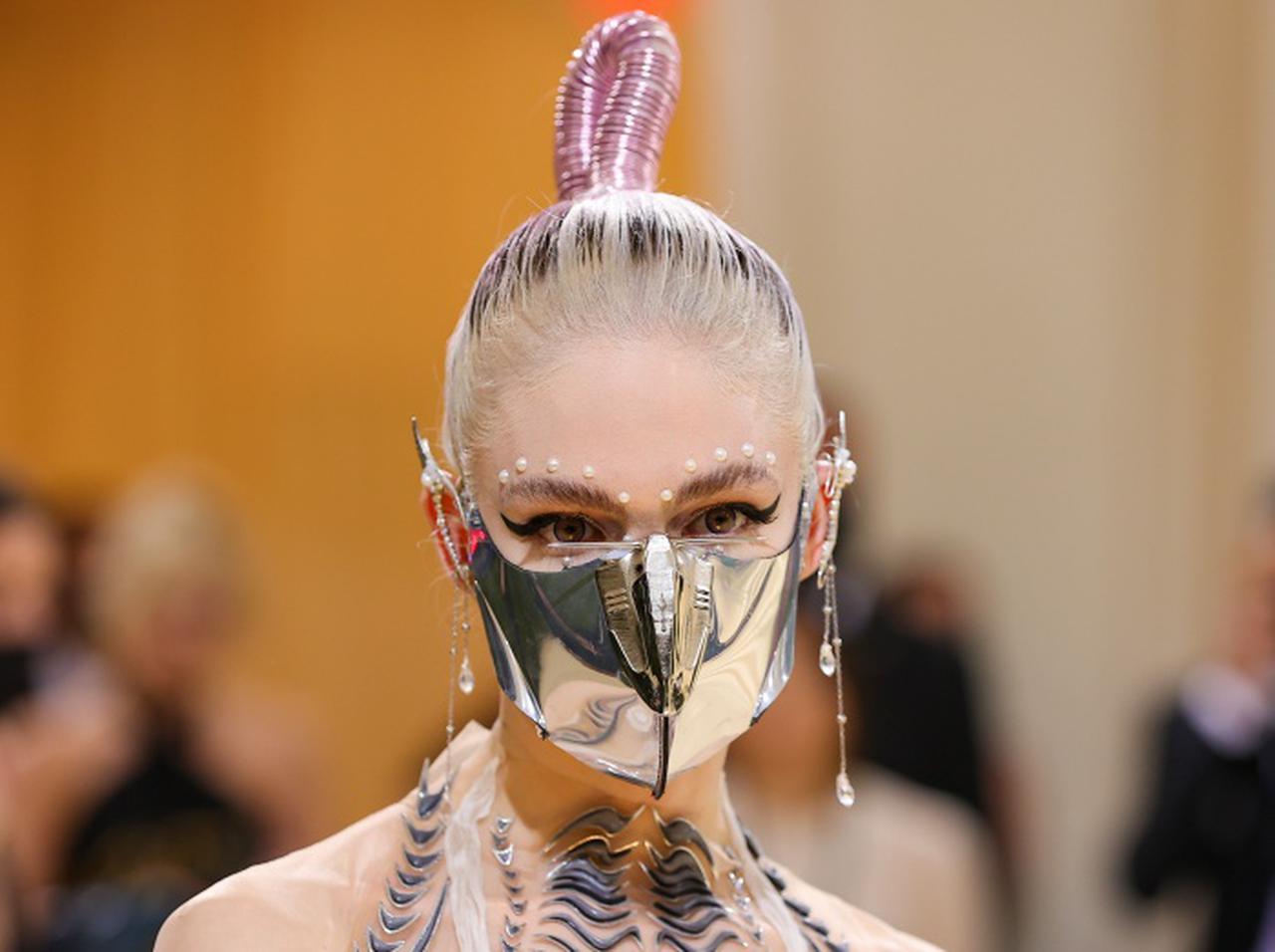 イーロン・マスクと破局のグライムス、「レズビアンの共同体」を築くと意気込む