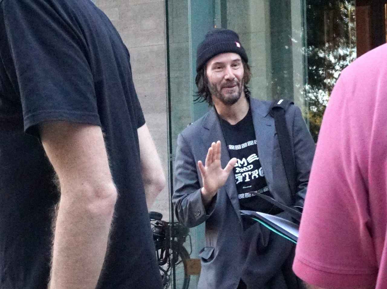 キアヌ・リーブス、オフの時に「足に履いていたもの」に注目が集まってしまう