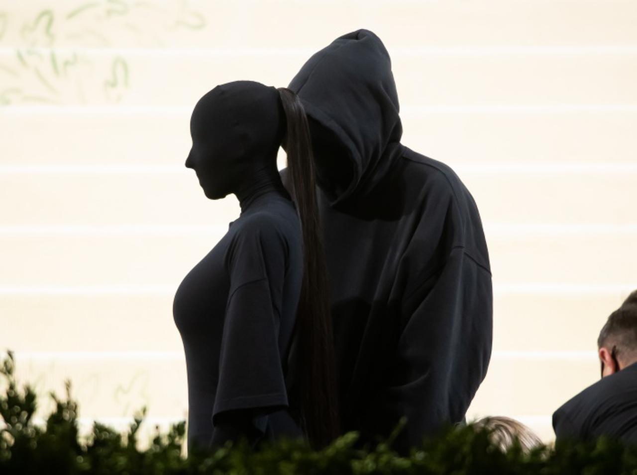 キム・カーダシアン、覆面ルックはやっぱり「あの人」の影響があった【メットガラ2021】