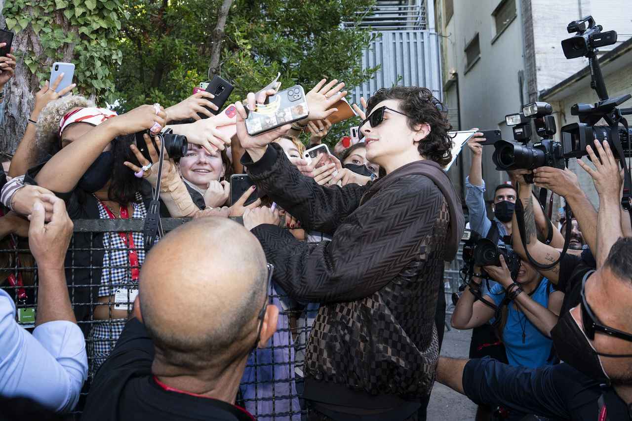 ティモシー・シャラメがヴェネチア映画祭に降臨！「髪」をイジられ照れ笑い