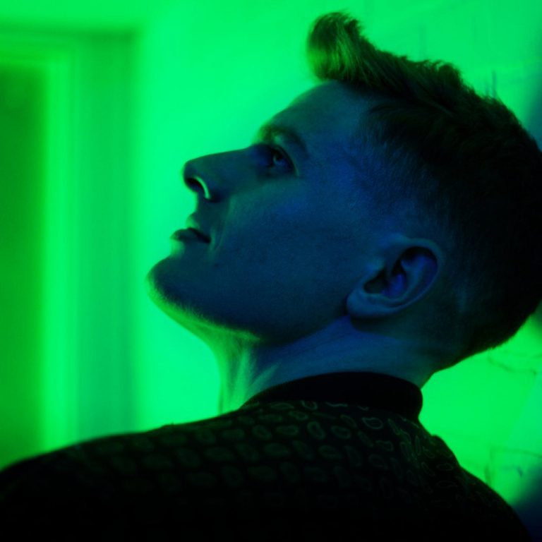 オリヴィア・ロドリゴらへ楽曲提供のジョシュ・カンビー、新曲「Dancing, Just Distancing」でコロナ禍の混沌とした心境を綴る