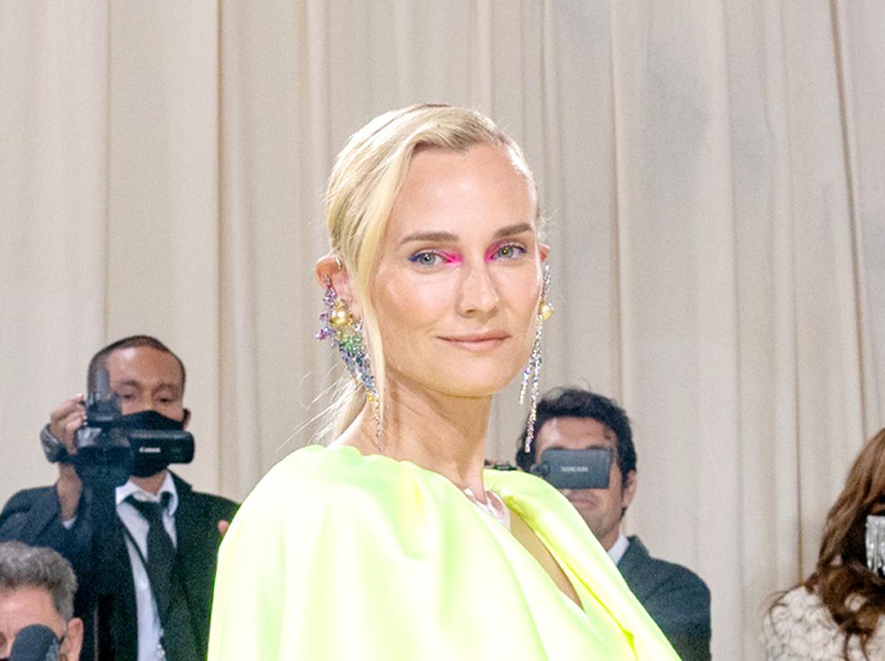 ダイアン・クルーガー、ノーマン・リーダスとの婚約指輪がキラリ【メットガラ2021】