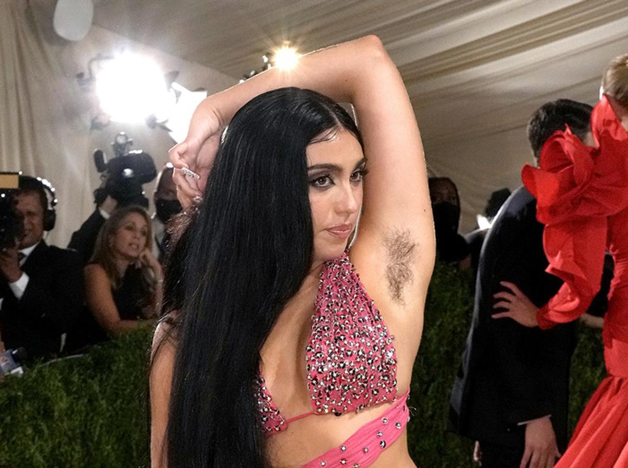 マドンナ娘、メットガラでわき毛を見せながらのポージングで話題