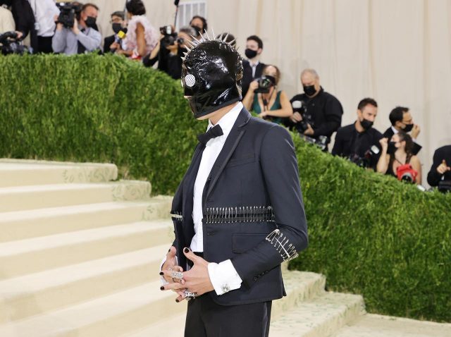 『ゴシップガール』アキ役、イカつい“覆面”を被って「向かった先」が度胸ありすぎ