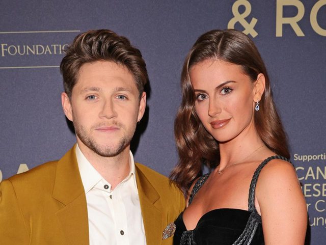 ナイル・ホーランが一般人の恋人と初めて公の場に、彼女の左手薬指には指輪がキラリ