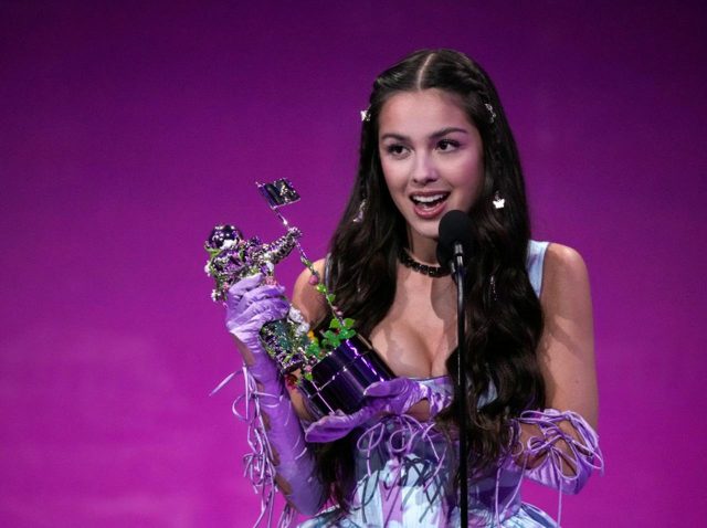 オリヴィア・ロドリゴ、デビューからたった8ヶ月で今年の最多受賞者に【VMA2021】