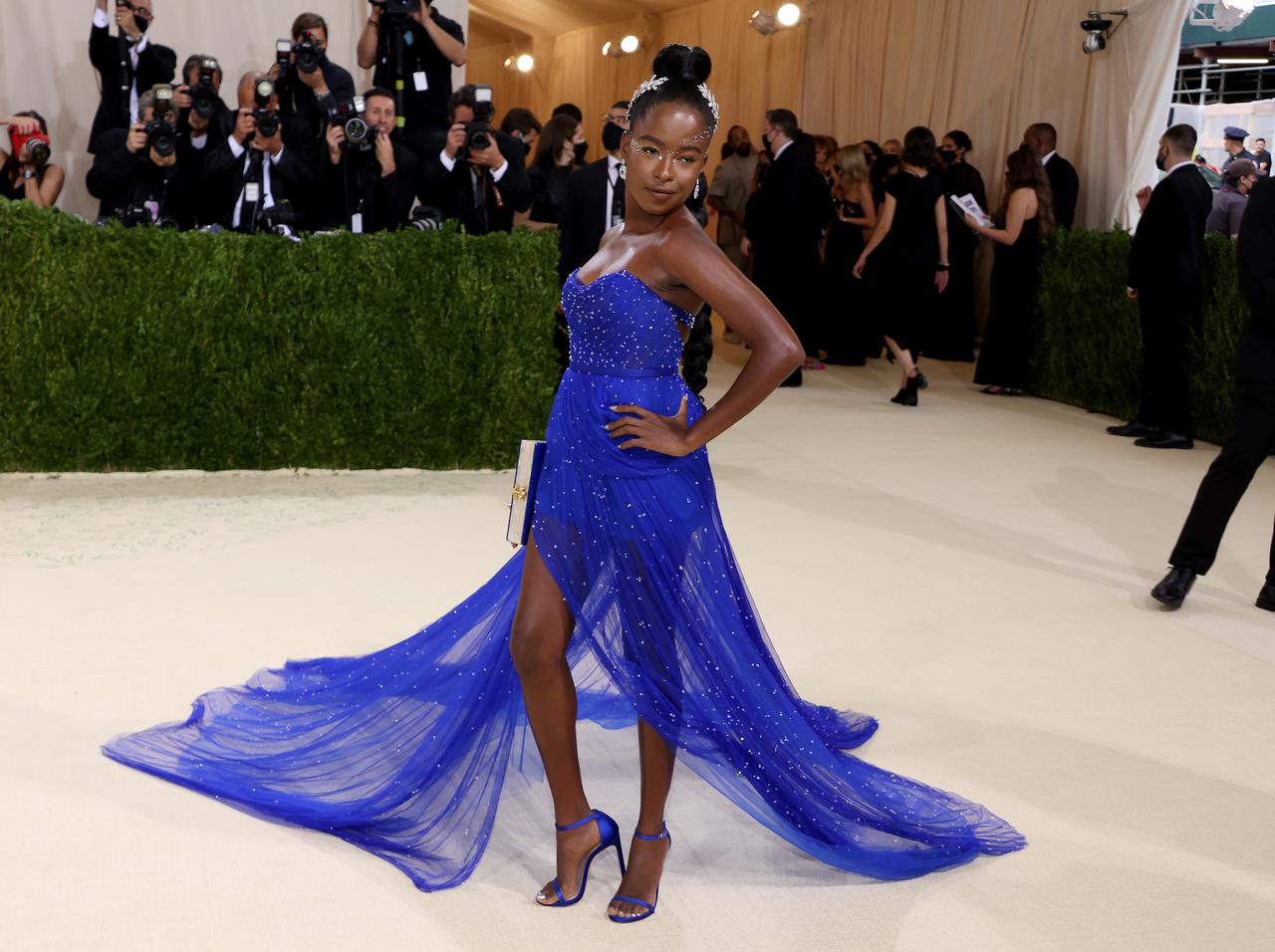 詩人アマンダ・ゴーマン、「自由の女神」姿でメットガラに登場！