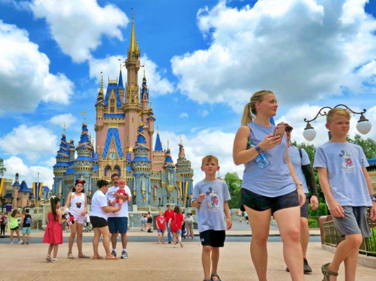 ディズニーランド、「ヤバイ奴」が目撃され一部エリアが閉鎖される