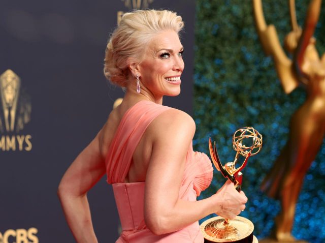 DVを乗り越え、『テッド・ラッソ』レベッカ役がエミー賞受賞「シングルマザーである私は、あなたたちなしには…」