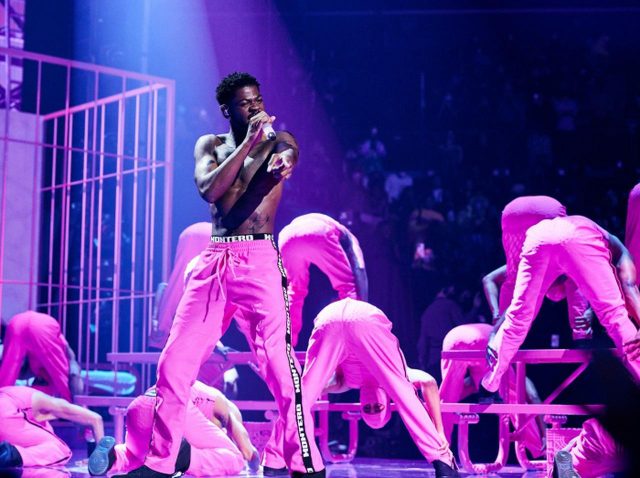 リル・ナズ・X、HIVと共に生きる人々に捧げるパフォーマンスを披露【VMA2021】