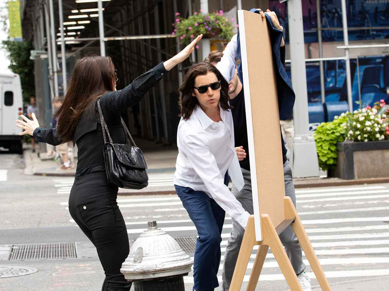 ジャレッド・レトが路上でブチギレ!? 一緒にいたアン・ハサウェイは逃げる！【画像アリ】