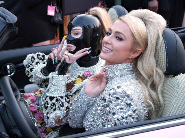 キム・ペトラス、パリス・ヒルトン同伴のレカペがまるで2000年代のティーンムービー【VMA2021】