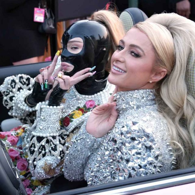 キム・ペトラス、パリス・ヒルトン同伴のレカペがまるで2000年代のティーンムービー【VMA2021】