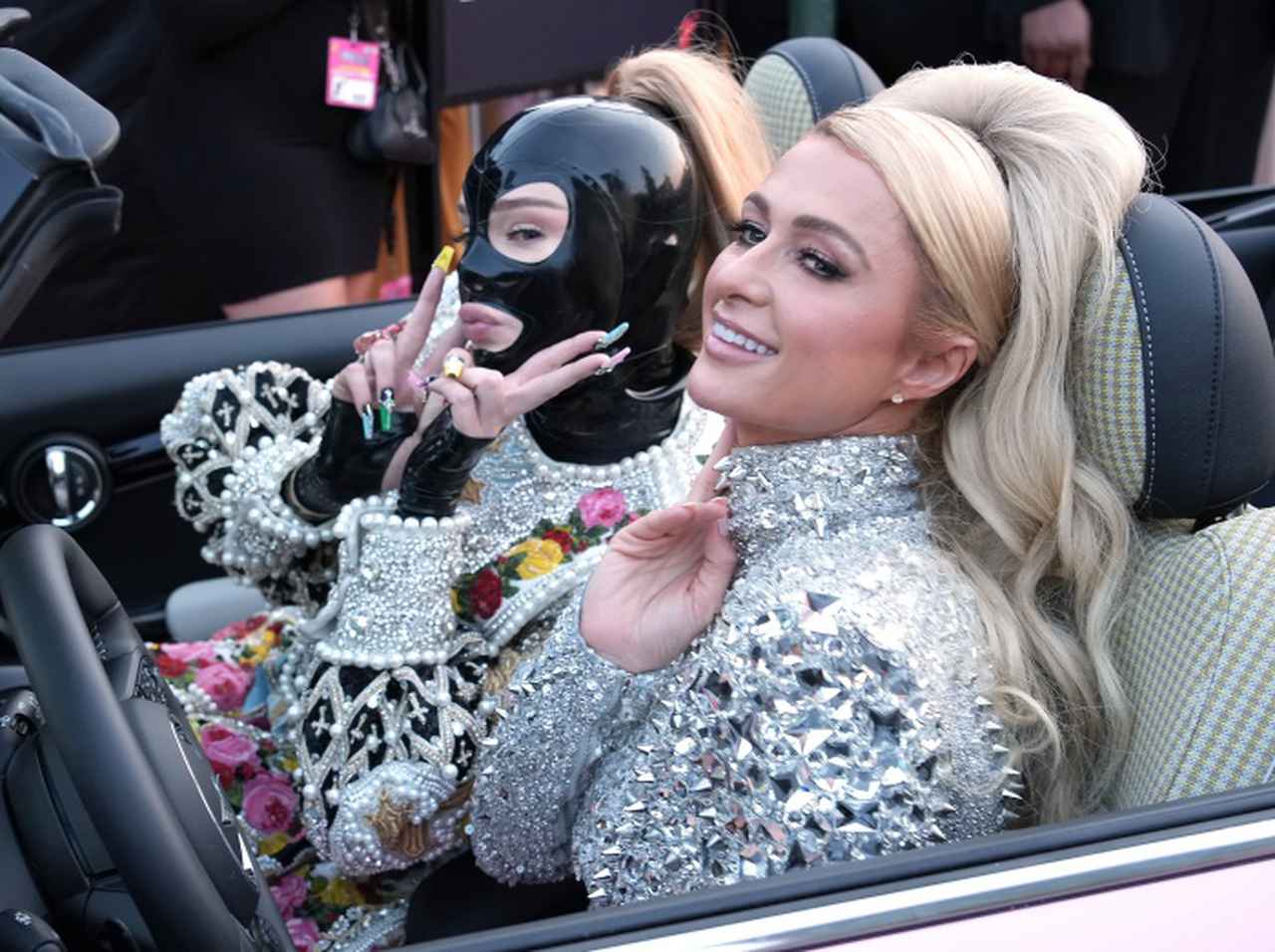 キム・ペトラス、パリス・ヒルトン同伴のレカペがまるで2000年代のティーンムービー【VMA2021】