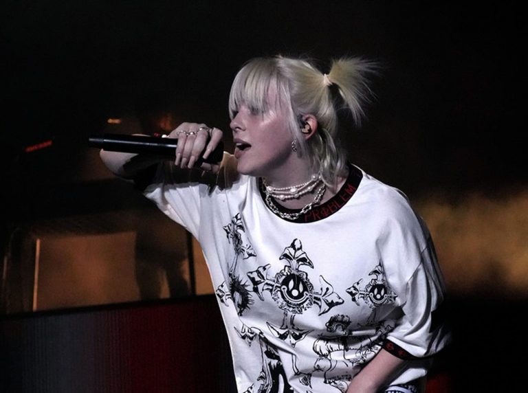 ビリー・アイリッシュ、矢沢あいの『NANA』のTシャツでパフォーマンス
