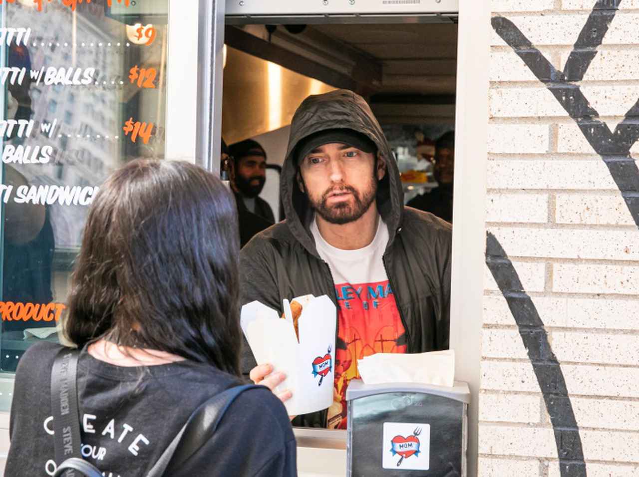 エミネム、スパゲッティ屋の「店員」になってファンを驚かせる【写真アリ】