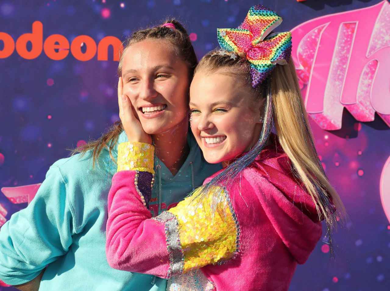 ジョジョ・シワ、ガールフレンドと“カップルデビュー”でキス連発