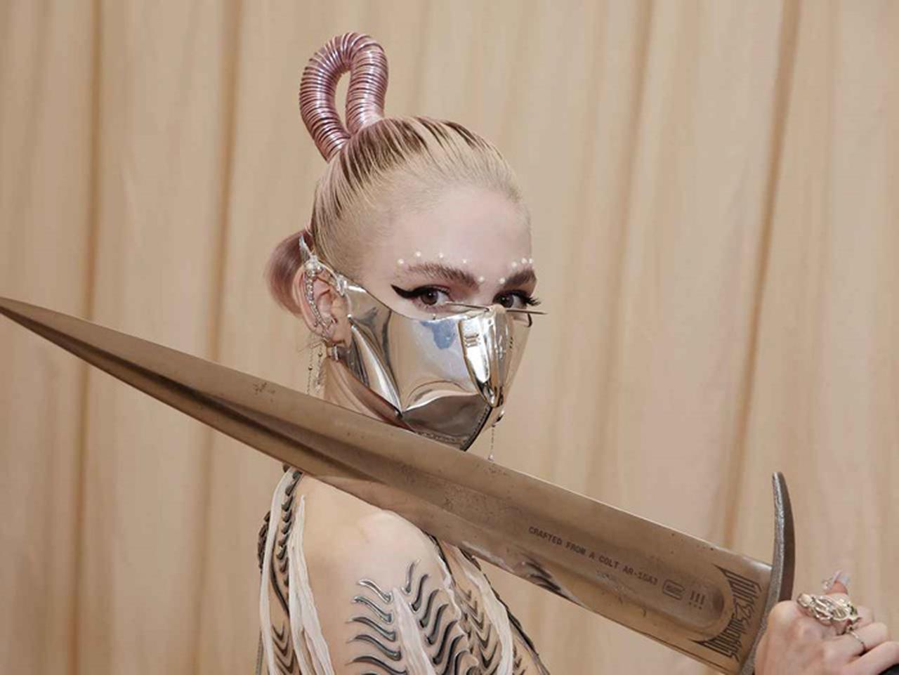 グライムスのメットガラ動画、『デューン』影響の衣装で剣を掲げる姿が神々しい