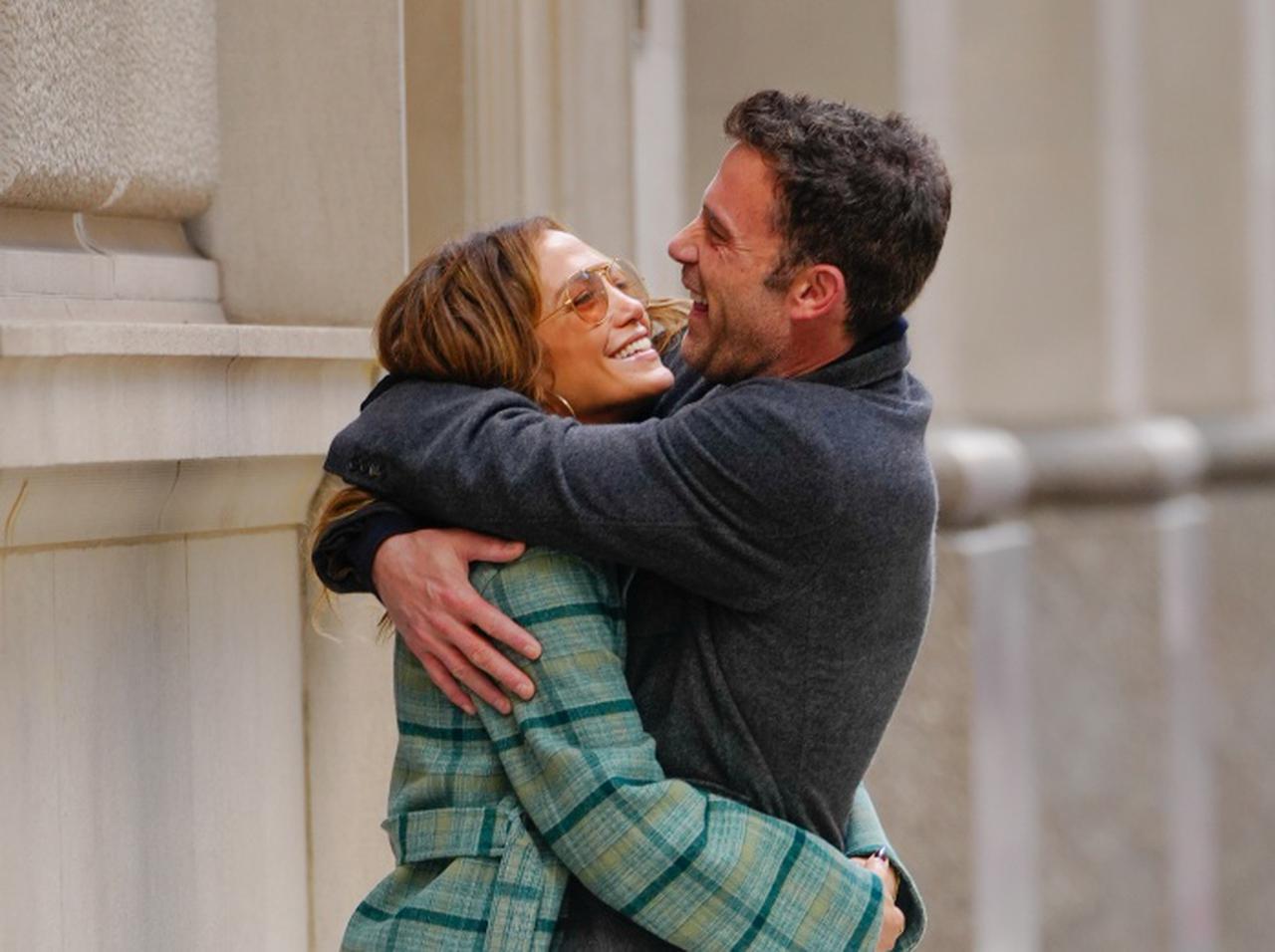 ベン・アフレック&ジェニファー・ロペス、「路上キス」がまるで映画のワンシーン【写真アリ】