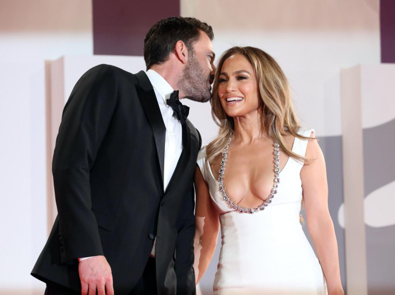 ジェニファー・ロペス&ベン・アフレック、“公の場でイチャイチャ”に「元恋人」が反応