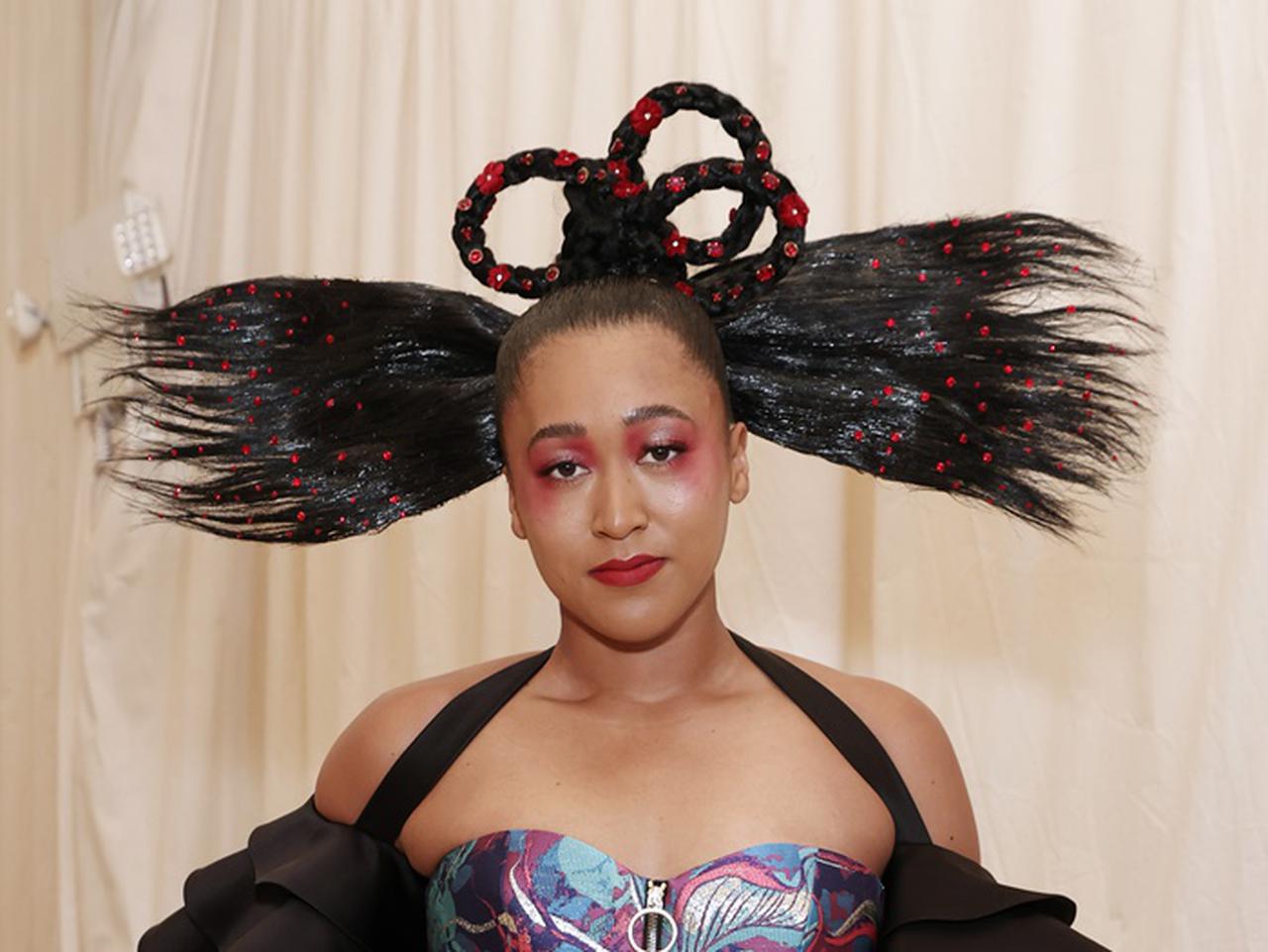 大坂なおみがメットガラに登場！帯を彷彿とさせるベルトつきドレスはルイ・ヴィトン