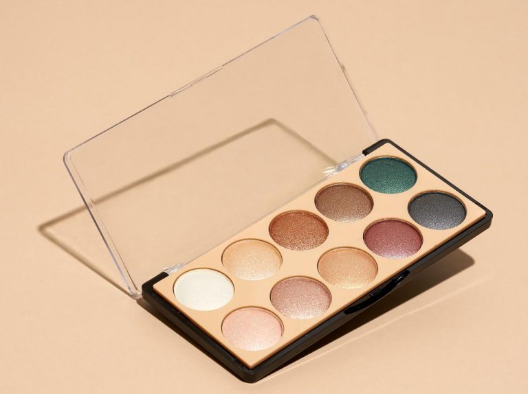 アイシャドウが粉落ちする、アイメイクのよくある悩みを解消するちょっとしたコツ