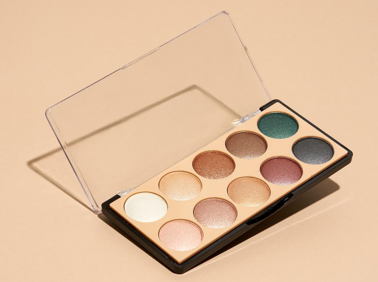 アイシャドウが粉落ちする、アイメイクのよくある悩みを解消するちょっとしたコツ