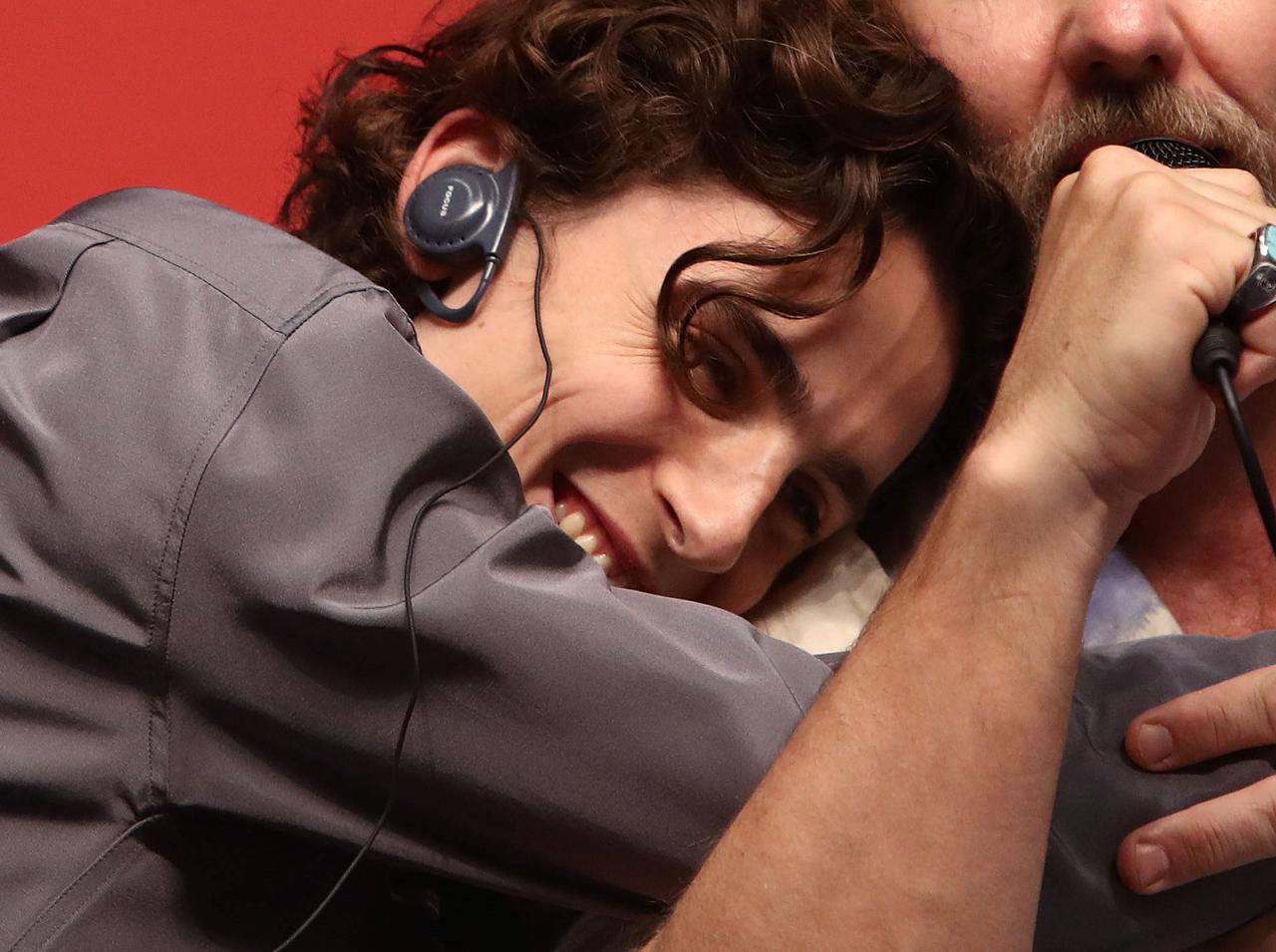 人懐っこすぎ!ティモシー・シャラメが「先輩」に“可愛がられる姿”が眼福