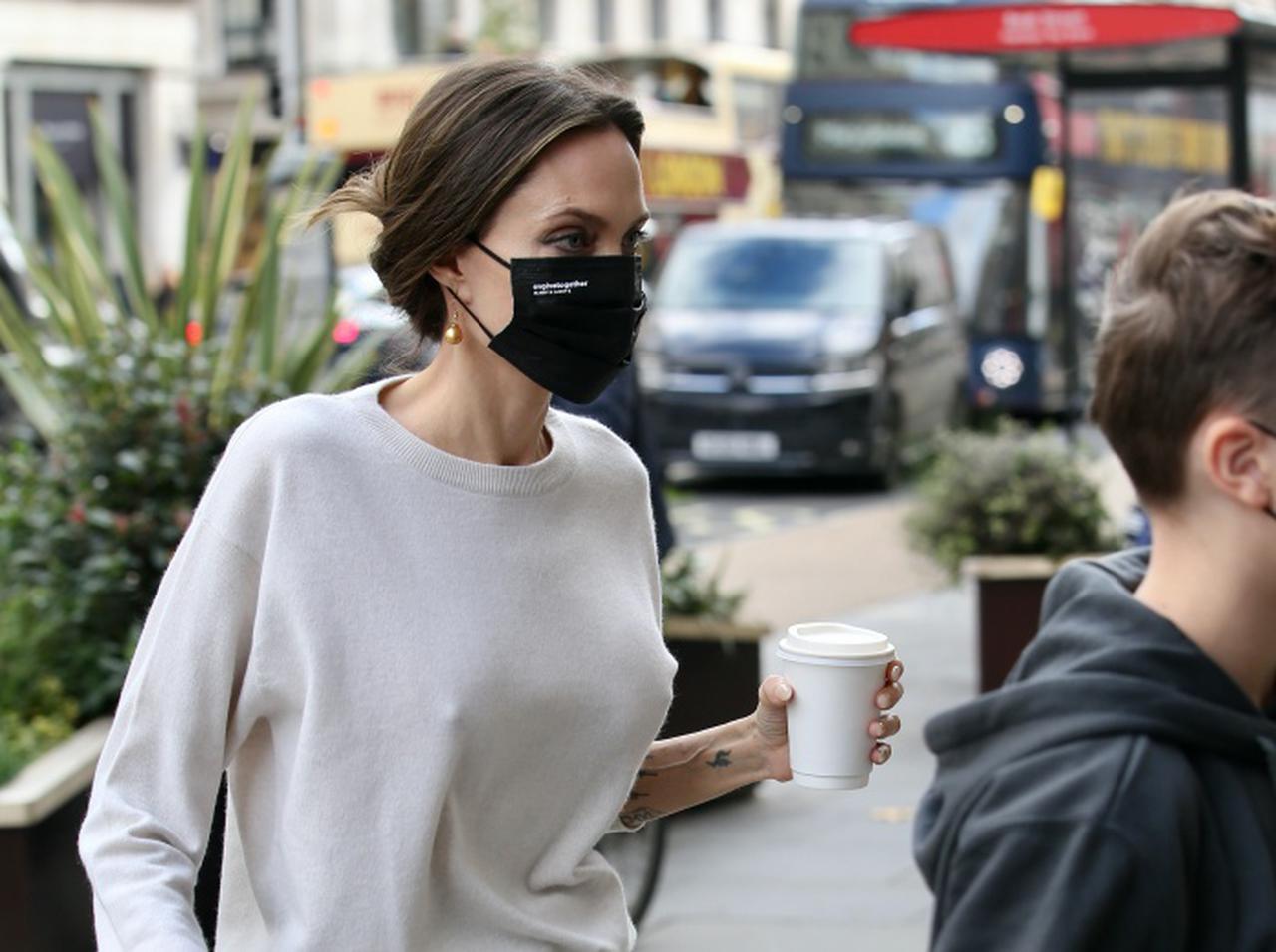 アンジェリーナ・ジョリー、美しさ受け継ぐ「激似息子」とショッピング【写真アリ】