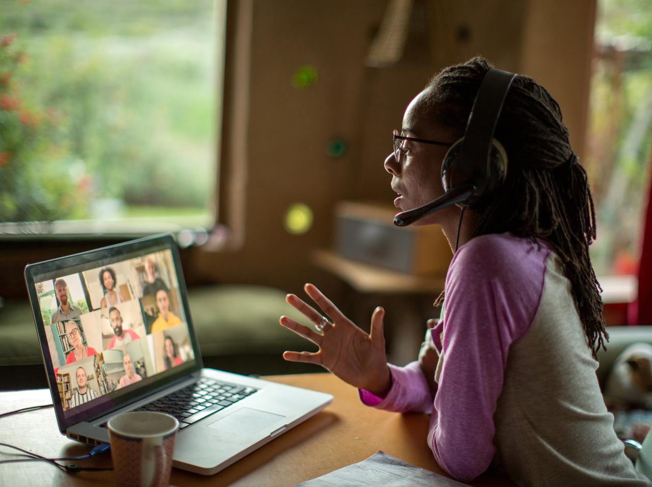 オンライン会議で「相手の部屋」を“厳しい目”で見ちゃう？見ない？その結果はやっぱり…