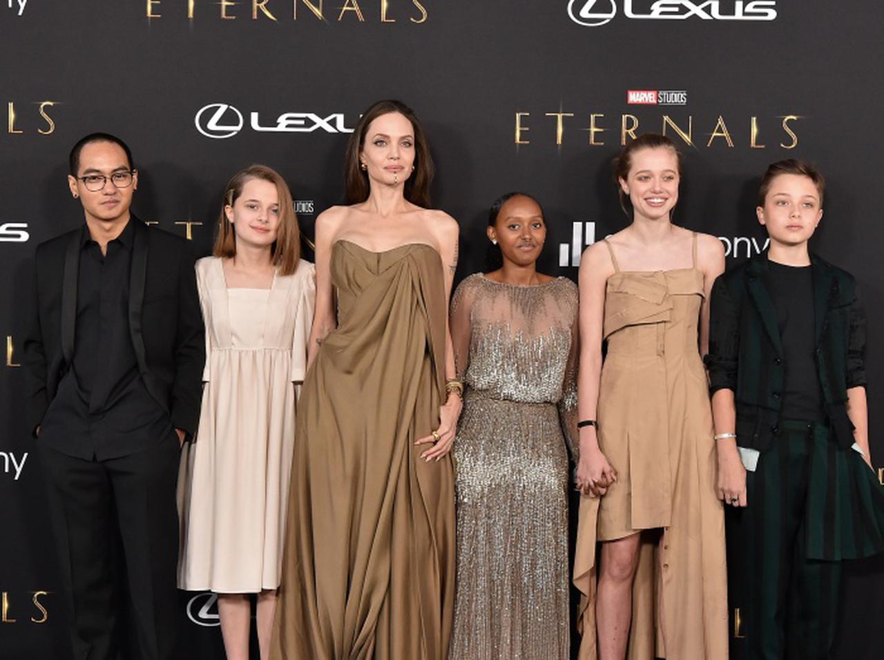 7年前のドレスを娘が着用、アンジェリーナ・ジョリーが子供と『エターナルズ』のプレミアへ