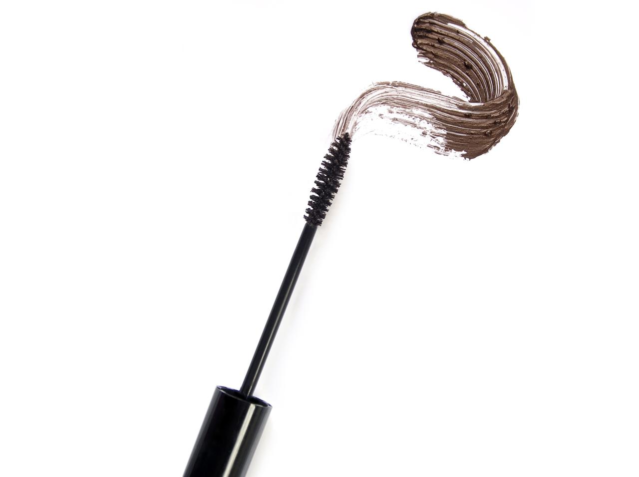 眉マスカラにはそんな使い方も?眉メイクだけじゃない意外な活用法3つ