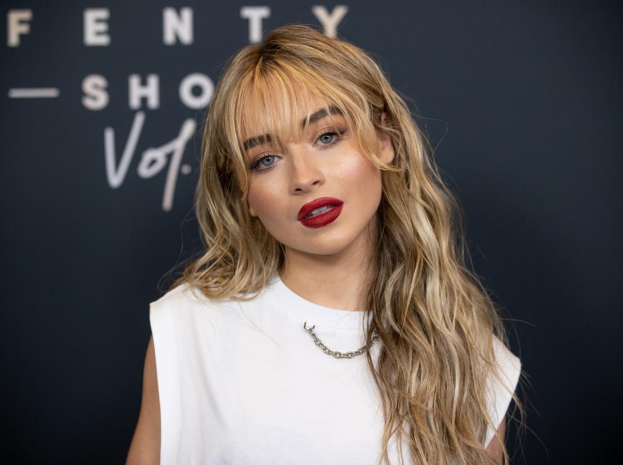 三角関係が噂されたサブリナ・カーペンター、「Skin」をめぐる憶測は「時間の無駄」