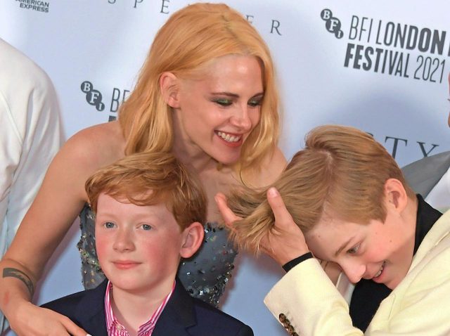 クリステン・スチュワート、ウィリアム王子＆ハリー王子役と『スペンサー』プレミアでお茶目なスリーショット！シャネルのドレスで登場